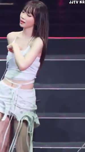 르세라핌 김채원 땡겨 올리는 흰 끈나시