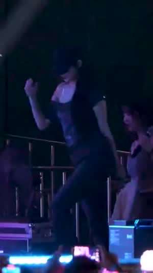 한쪽 어깨 오픈한 반팔티 프로미스나인 백지헌