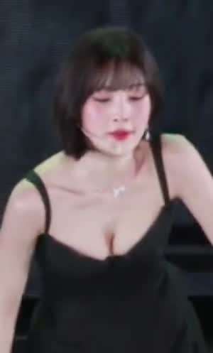 깊이 파인 끈 원피스 섹시 다이너마이트 레드벨벳 조이