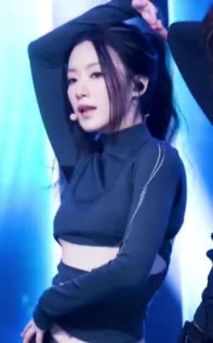 복부 부분이 절개된 의상 아이들 슈화