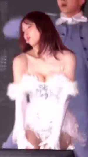 앞으로 뭉클하게 숙이는 털 오프숄더 의상 트와이스 모모