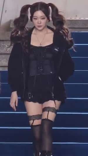 계단 내려오면서 스타킹 정리하는 빌리 츠키