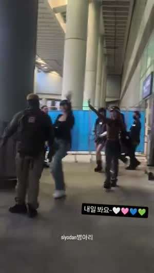 QWER 홍콩 도착