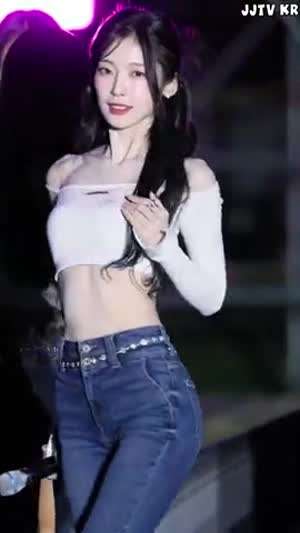 설레게 하는 오마이걸 아린 봉긋 크롭티 복근.mp4
