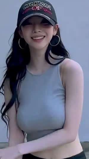에스파 카리나 회색 크롭탑 민소매 묵직한 출렁임.mp4