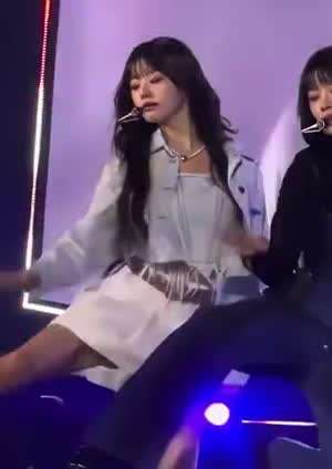 아이브 장원영 조명에 빛나는 흰 테니스 치마 블랙 속바지.mp4