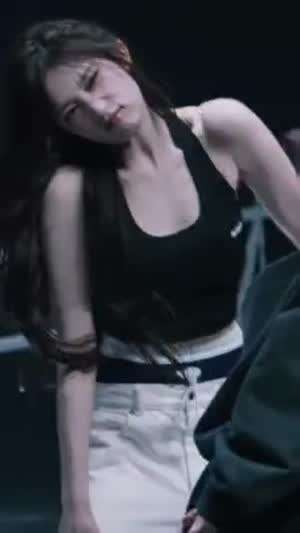 검정 민소매 격하게 튕기고 앞으로 숙이는 아이브 이서 가슴골.mp4