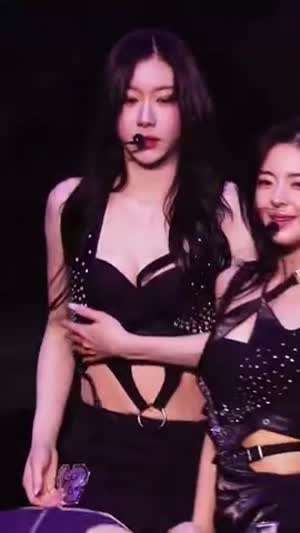 의상이 흘러내린 잇지 채령