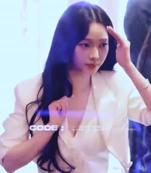 유리 너머 팬들와 대화하는 깊이 파인 정장 조끼 에스파 카리나