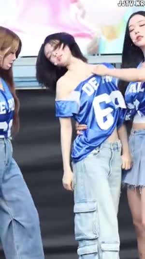 헐렁한 유니폼 어깨 배꼽 노출 트리플에스 김나경.mp4
