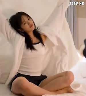 아이브 안유진 얇은 흰 끈나시 돌핀팬츠.mp4