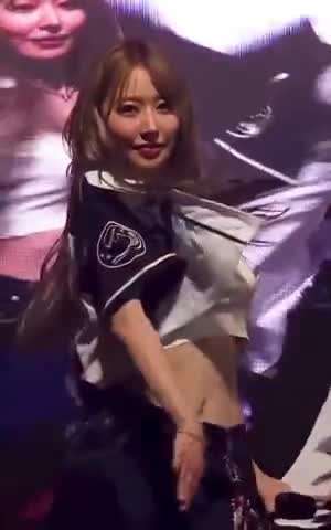 르세라핌 사쿠라 대학교 저지 속 흰 튜브탑.mp4