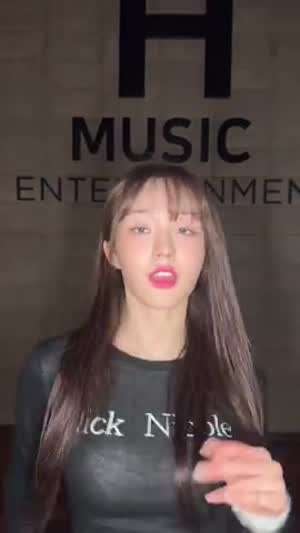 우아 나나 흰색이 비치는 시스루 블랙 크롭티.mp4
