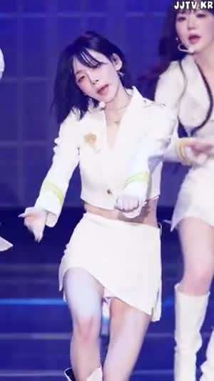 트리플에스 김나경 쩍벌 흰 반바지 틈 속바지