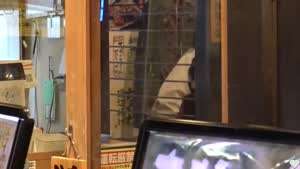 술먹고 눈 오는 일본거리를 뛰어가는 아저씨 둘