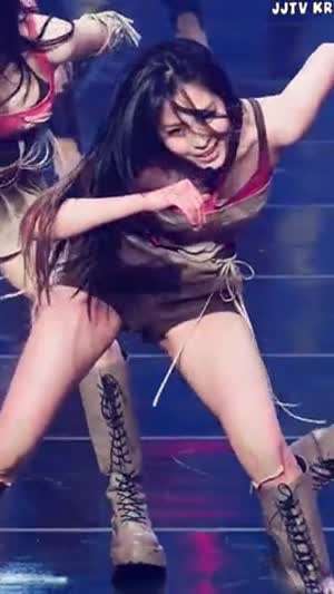있지 류진 부상 투혼 무릎 테이핑 숙인 가슴골.mp4