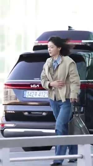 오늘자 인천국제공항 배우 김유정.MP4