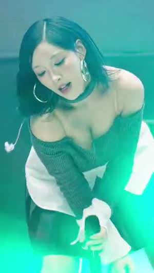 어제자 앞으로 숙이는 골지 오프숄더 라잇썸 초원 피지컬