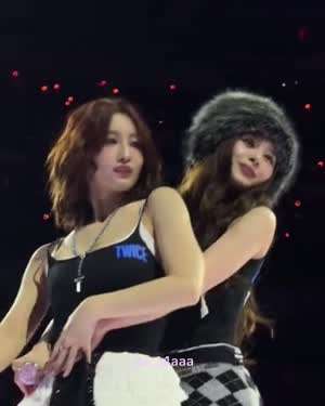 모모 백허그 하고 커플 댄스 추는 사나 (트와이스)