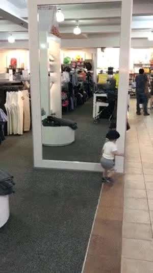 거울이 신기할 나이