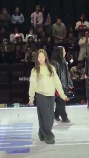 편하게 입고 사운드체크하는 트와이스 사나 팬들과 인사