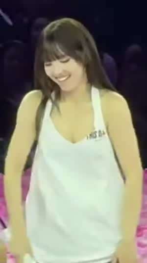 재롱 부리는 흰나시 트와이스 나연