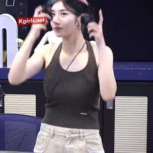권은비 보이는 라디오 민소매 남다른 가슴 볼륨감.mp4