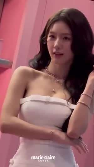 제3의 눈과 마주친 듯한 착시 의상 미연