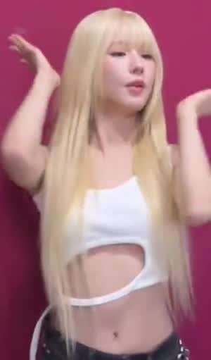 가슴 바로 아래부분에 구멍 뚫린 나시 크롭 의상 아이들 미연
