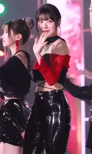 프로미스나인 백지헌 팽팽한 가죽바지