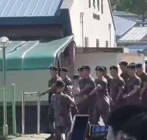 요즘 육군 수료식 근황.gif