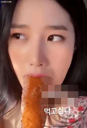 핫도그 먹는 조현.gif