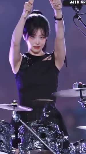 QWER 쵸단 블랙 나시 겨드랑이.mp4