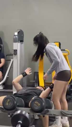 헬스장에서 커플이 운동