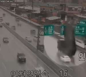 물을 버려서 기름값을 줄이려했던 화물차