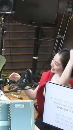보이는 라디오 아이린 꽃무늬 흰 티셔츠 봉긋한 가슴라인.mp4