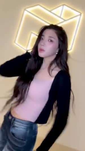 트리플에스 박소현 검정 가디건 속 핑크 크롭티 출렁이는 바운스.mp4