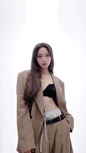 브라 드러낸 이성경 돌체 & 가바나 화보