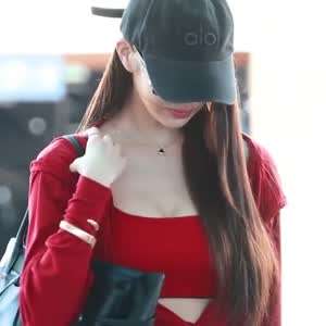 [아이브/IVE] 밀라노 출국 빨간 스포츠브라 속 장원영 슴골 미쳐버린