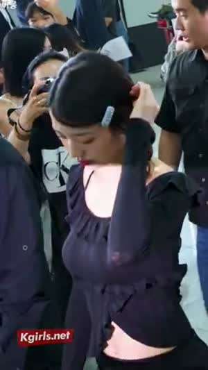 장원영 플래시 속에서 빛나는 공항패션