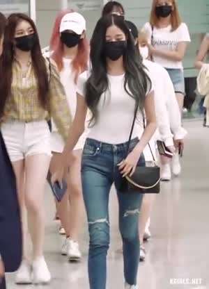 패션의 정석을 쓰는 장원영