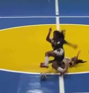 머리에 사커킥 날린 여자 풋살 선수.gif
