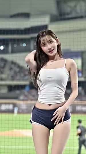 춤을 열심히 추는 그녀