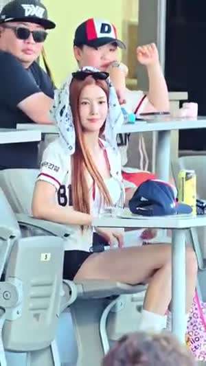 시구 후 응원하는 권은비 흰나시 가슴골