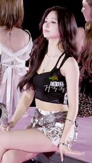무대 끝에 앉아 다리 꼰 트와이스 쯔위