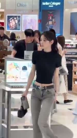 오늘자 화장품 행사장에 온 미야오 안나