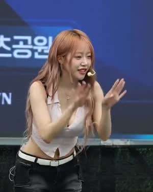 앞으로 숙여서 팬들의 소리에 집중하는 지지원 (시그니처)