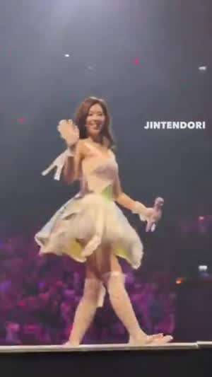 팬들한테 인사하는 트와이스 콘서트 사나 공주님