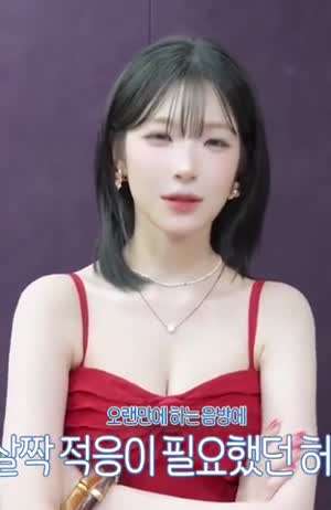 팔짱 낀 프로미스나인 백지헌 빨간 셔링 끈나시 + 파란 크롭티 허리라인