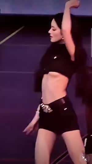 미야오 안나 언더붑 밑가슴 노출 접착 테잎이 떨어진 의상 사고